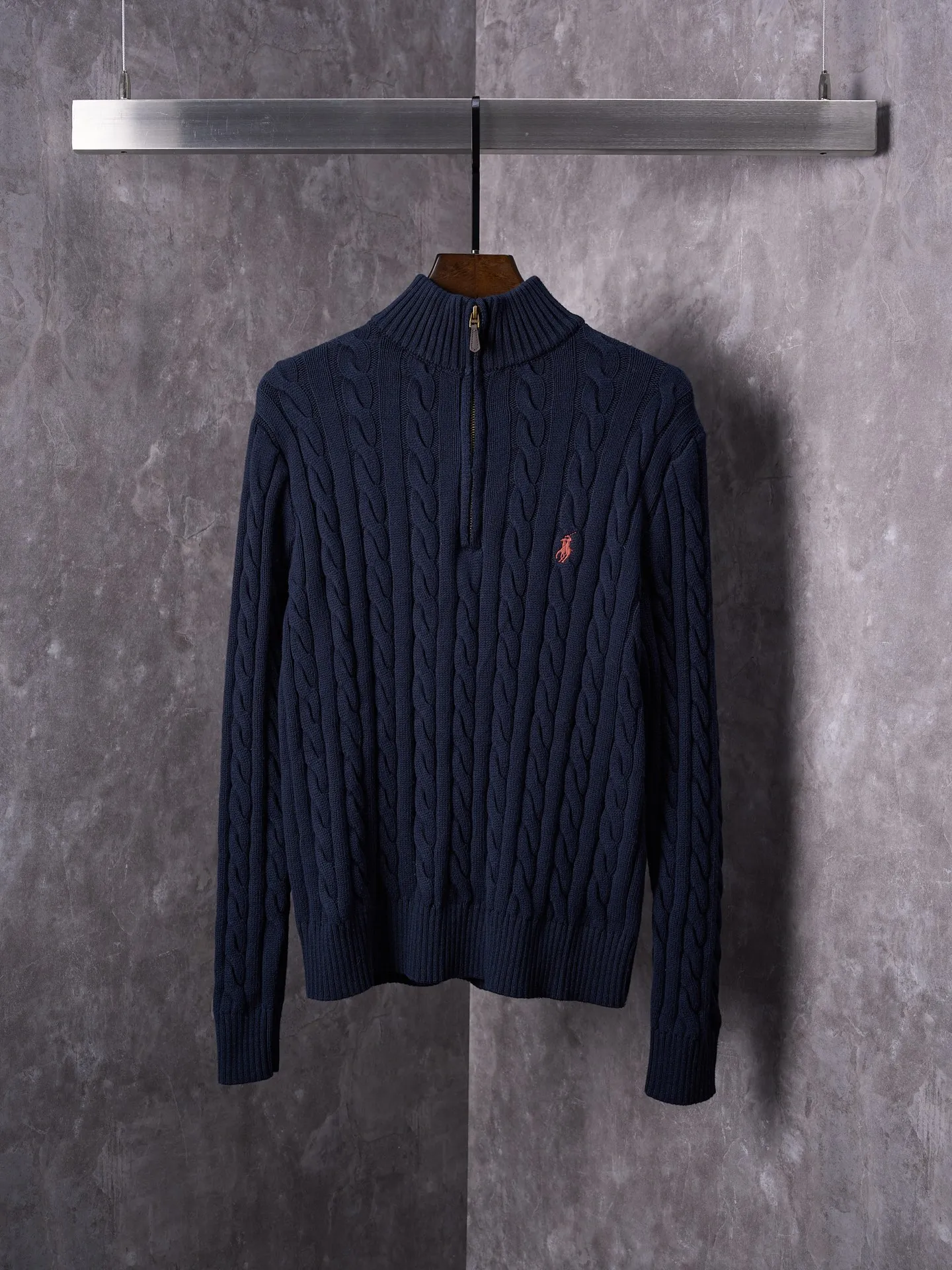 P420 Actual auction] Ralph Lauren/Ralph Lauren embroidered cable knitted half-zip sweater [Ready stock] S M L Zippered half-high collar design, just the right amount of splendor. Interpret high-end style with unique details. Adhere to the timeless elegance and taste. Use imported machine embroidery technology. Use advanced computer control system and precision mechanical components to realize the iconic pony embroidery operation. High precision. Smooth and delicate lines. Three-dimensional cable weaving. Through clever shifting and interweaving of coils, adjacent coils are cross-shifted to form a twisting effect. The lines are smooth and regular. Time-consuming and labor-intensive. Ready-made clothes are washed and softened to remove odors. Use professional washing equipment and specific detergents to deeply clean and deodorize clothes, improve the feel and appearance of clothes, and improve the fit.